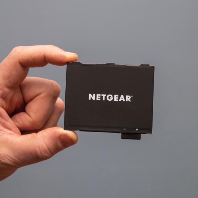 mhbtrm5 hand holding battery